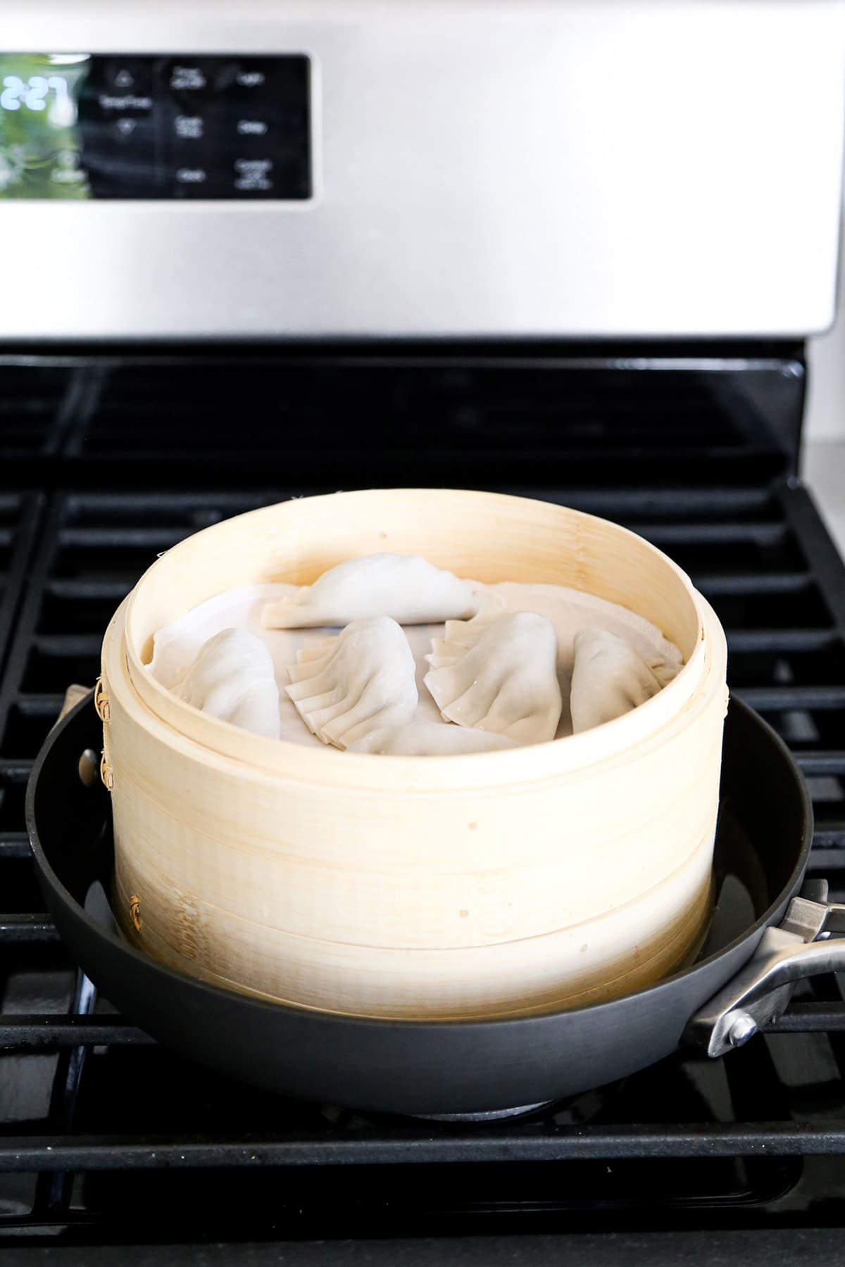 dumplings in bamboo steamer