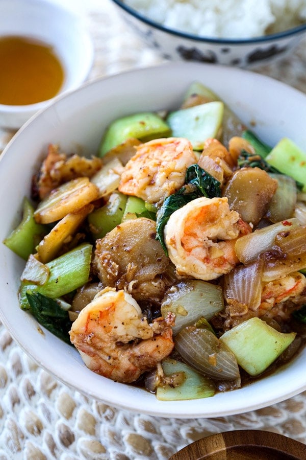 easy shrimp stir fry recipe | pickledplum.com