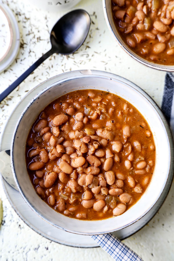 Slow Cooker Pinto Beans - The easiest, tastiest way to make beans! This is a healthy, easy vegetarian, vegan and gluten free pinto beans recipe using chili powder, and a medley of dried spices. Simple cooking that your entire family will love! #comfortfoods #vegetarian #vegan #glutenfree #slowcookerrecipes | pickledplum.com 