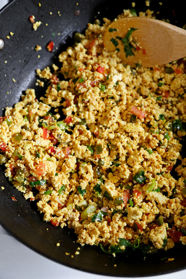 Mexican Style Tofu Scramble - An easy and delicious vegan breakfast recipe you can serve for dinner too! This Mexican Style Tofu Scramble Recipe could easily pass for a hearty plate of Huevos Rancheros! No turmeric used, we are going for Tex Mex flavors! #tofurecipes #tofuscramble #veganrecipes #veganbreakfast #meatlessmonday | pickledplum.com